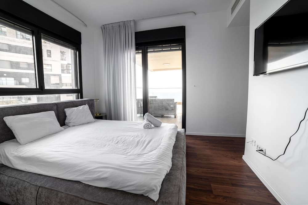 Sea-side 4 BR Apt with Gym photo 9