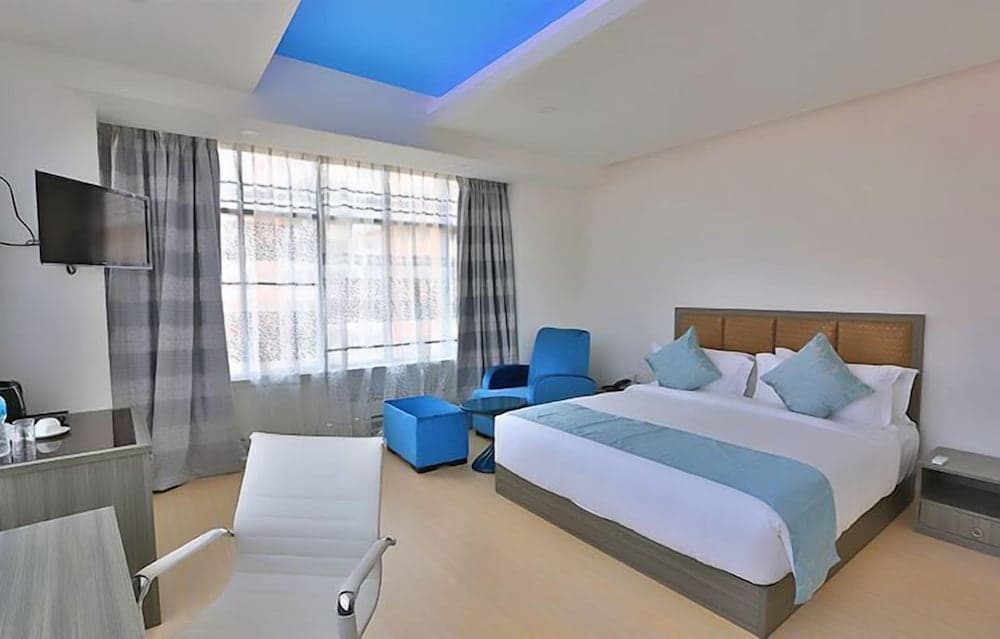 City Hotel & Suites photo 3