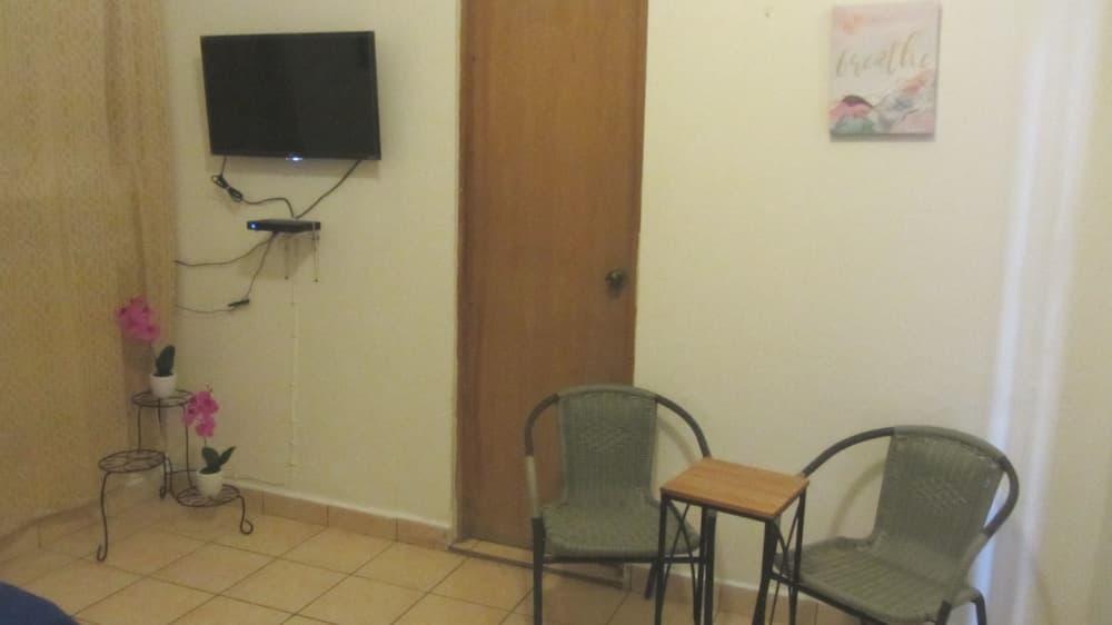 Henry's GuestHouse - Hostel photo 2