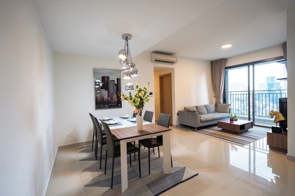 Refined Saigon - Rivergate Apartment photo 2