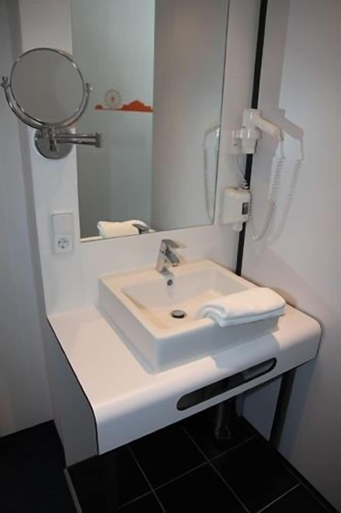 HB1 Budget Hotel - contactless check in photo 3