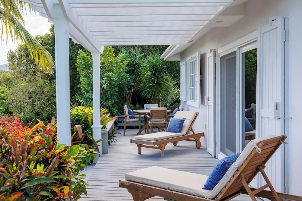 Tropical Getaway: Compound Near Saunders Beach