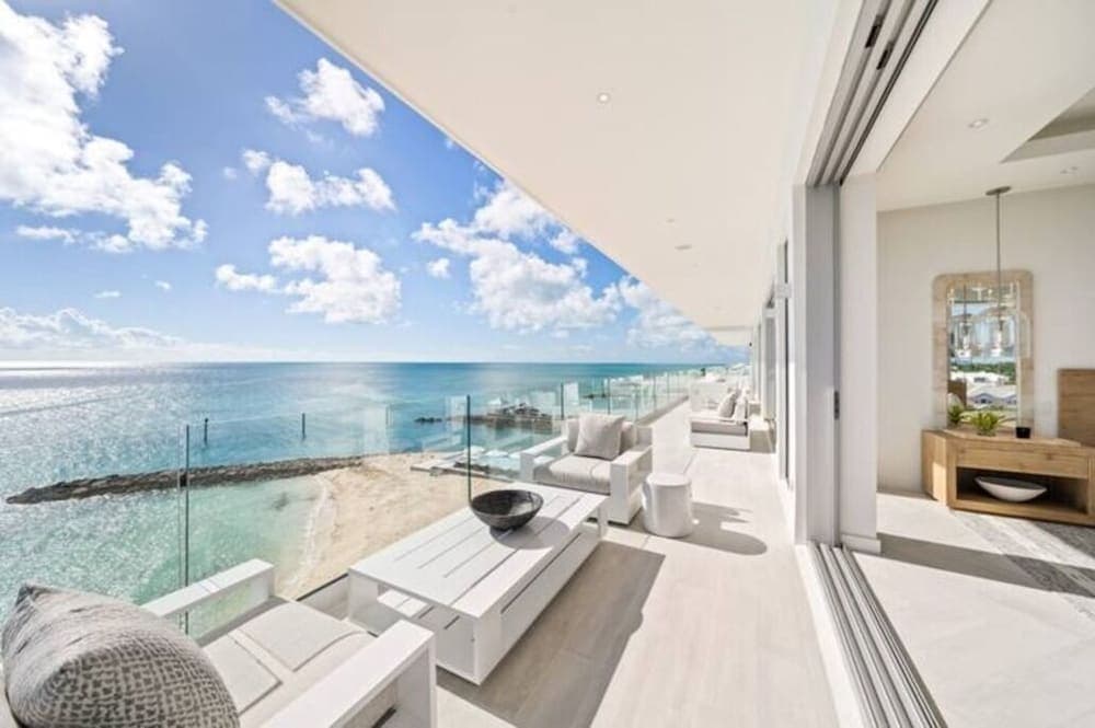 Luxury 4-bedroom Oceanfront Oasis photo 4