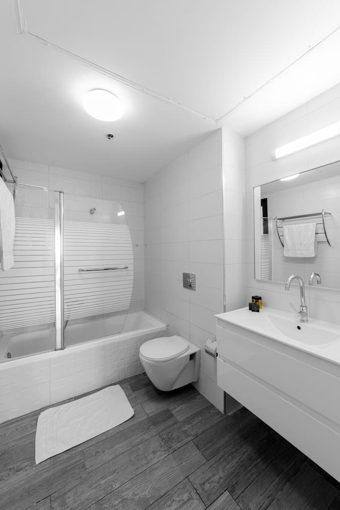 Sea-side 4 BR Apt with Gym photo 5