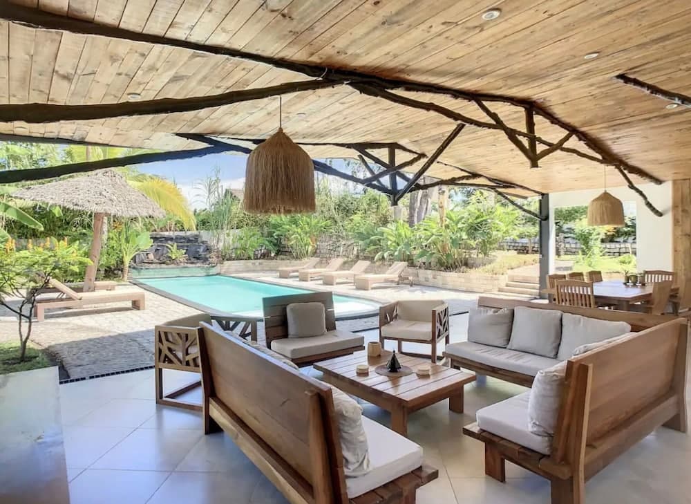 Villa with pool and tropical garden photo 6