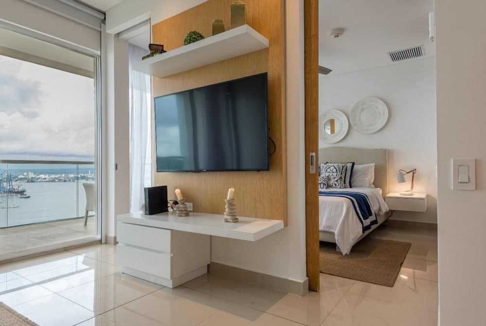 Classy 1 Bedroom Pool & Gym near Downtown photo 3