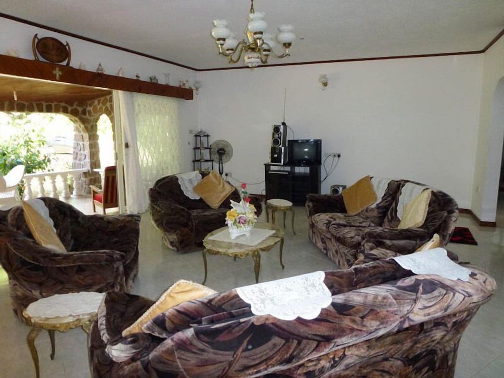 Chez Muriel Guest House photo 8