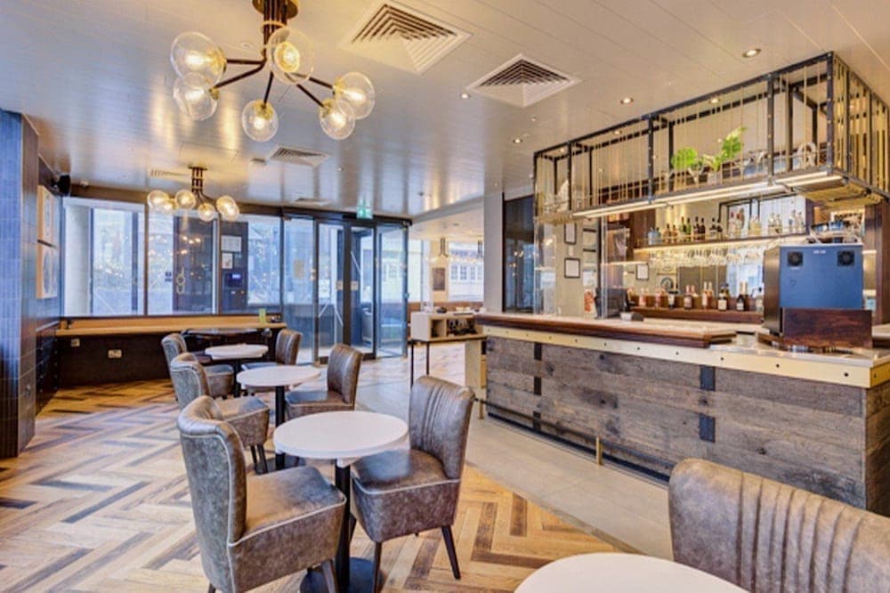 bar & lounge
