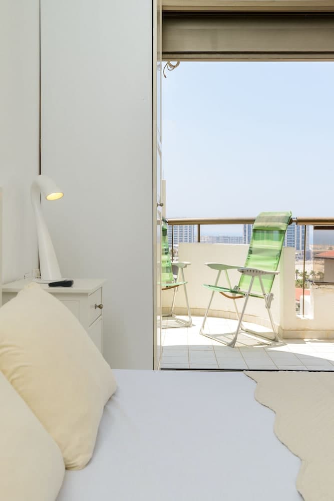 3BR Apt Steps from Sea W Parking photo 4
