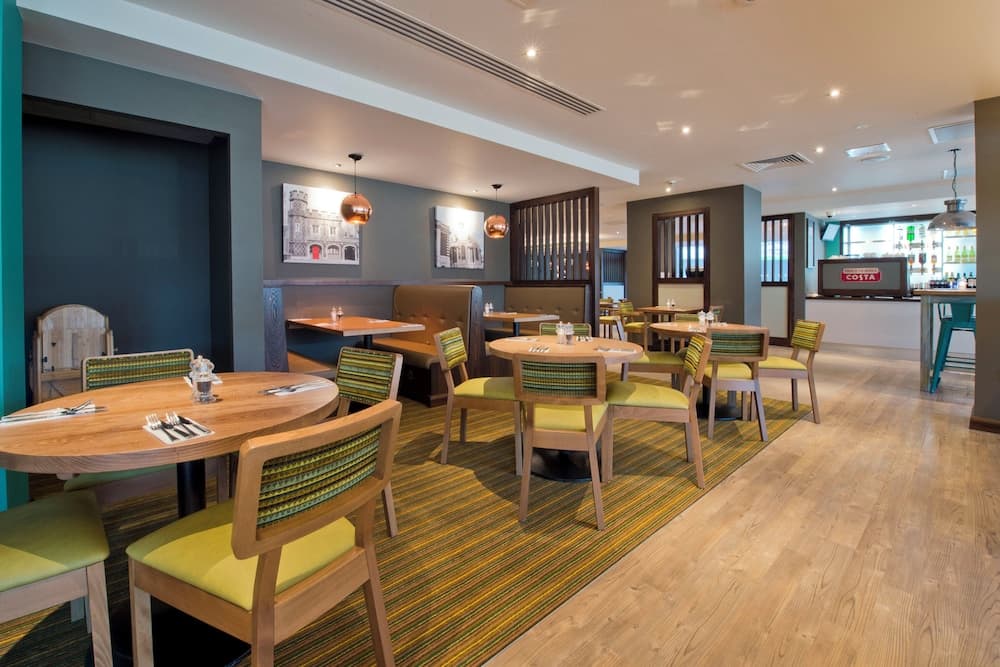 Premier Inn Slough Central South photo 8