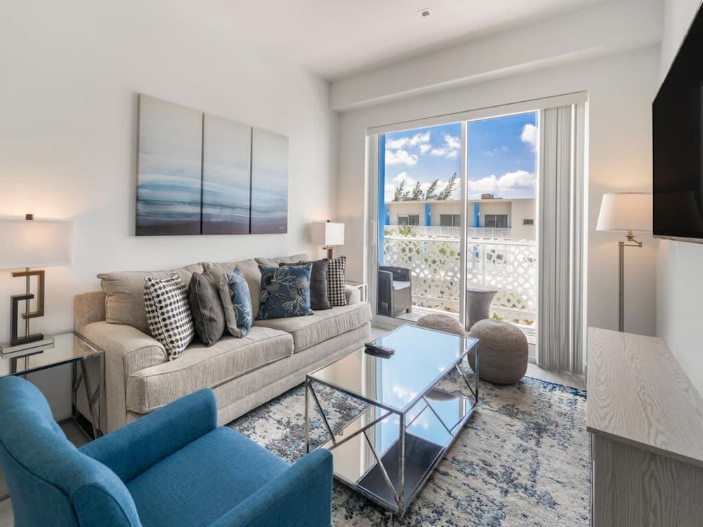 Penthouse 2BR 2bth Apt w Rooftop Pool Near Beach photo 7