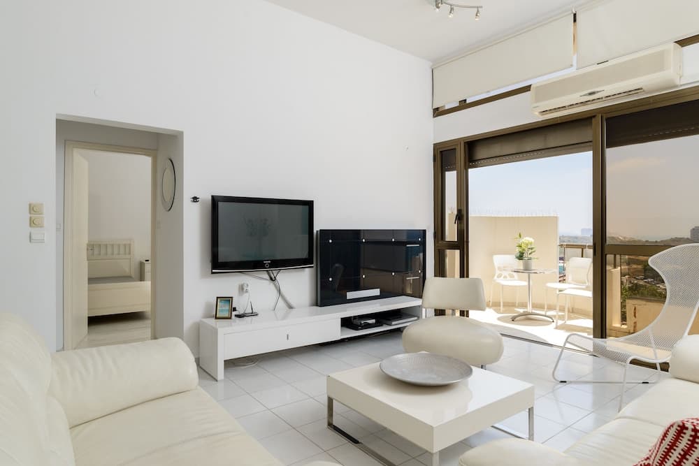 3BR Apt Steps from Sea W Parking photo 6