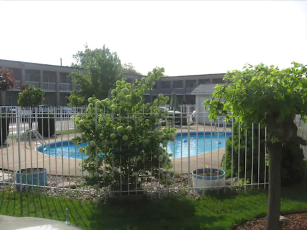 Super 8 by Wyndham Windsor/Dougall photo 2