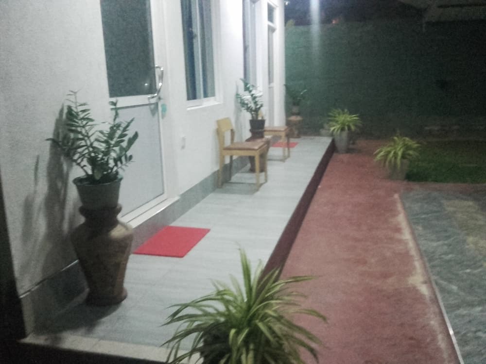 Araliya White House photo 5