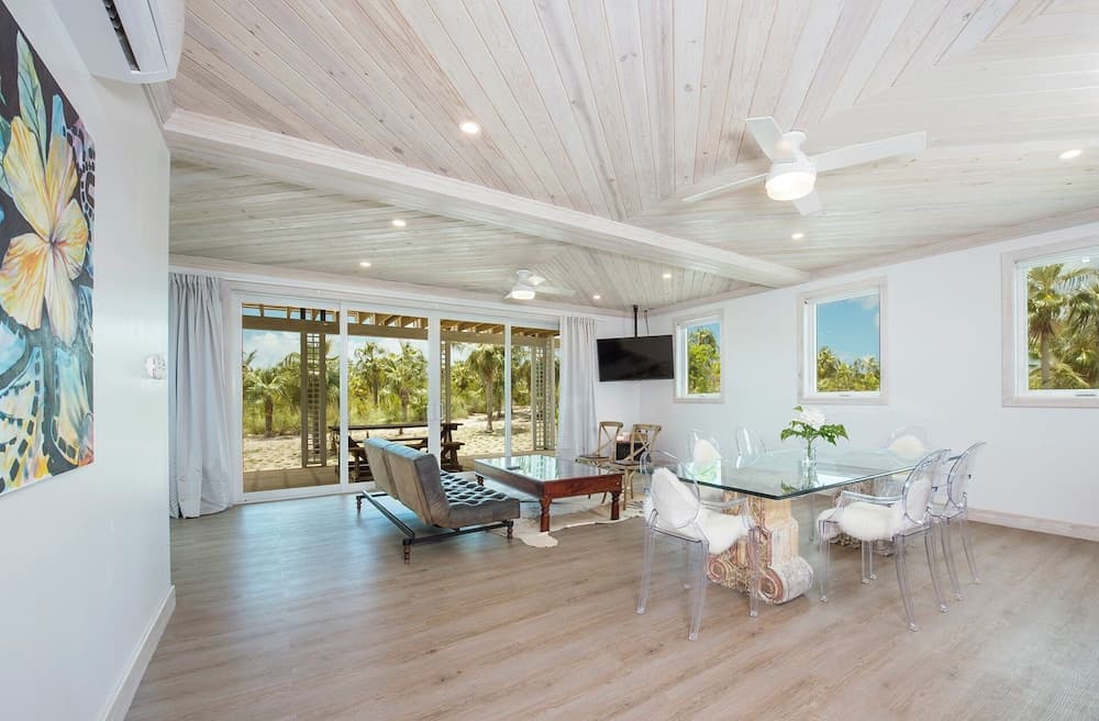 Tropical Haven: Luxurious Home Steps From Beach photo 5