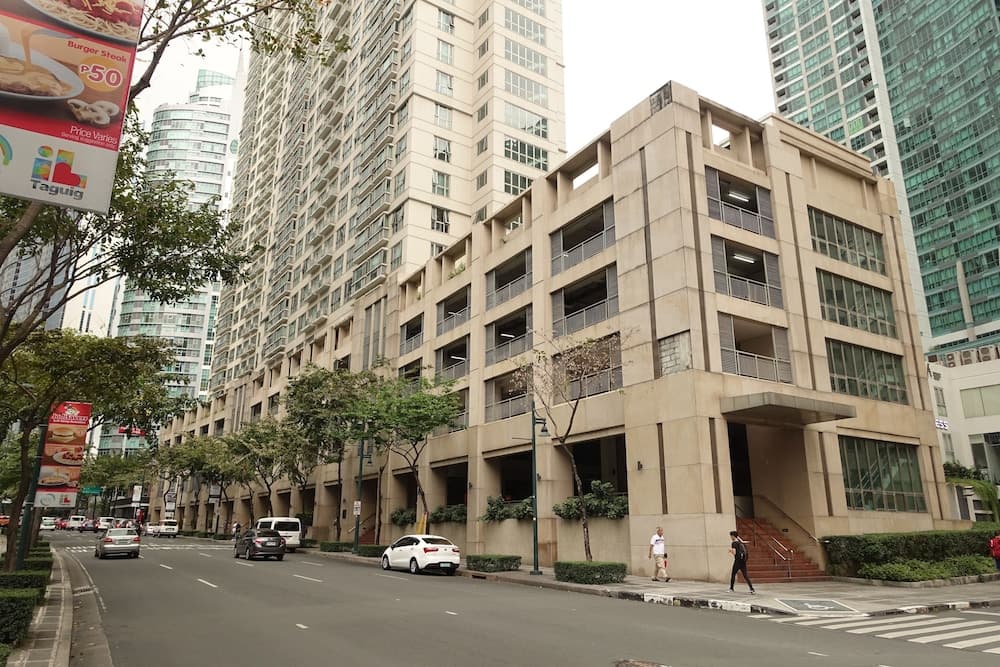 Luxury Condo at Forbeswood Parklane