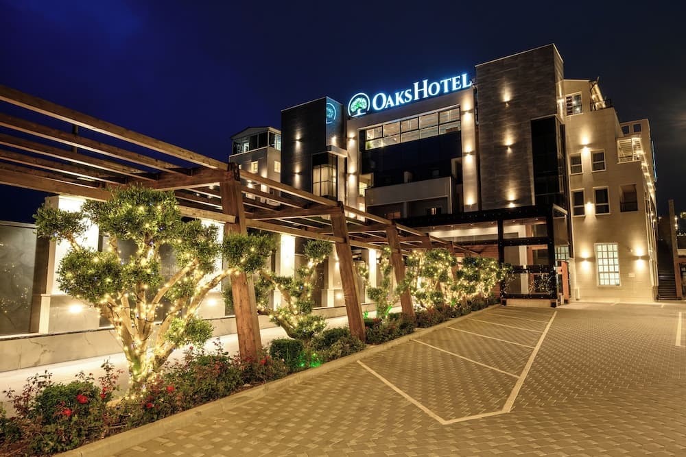 OAKS HOTEL