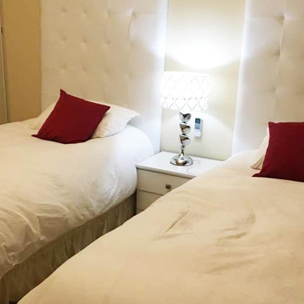 Gold Coast Luxurious and Stylish Condo photo 3