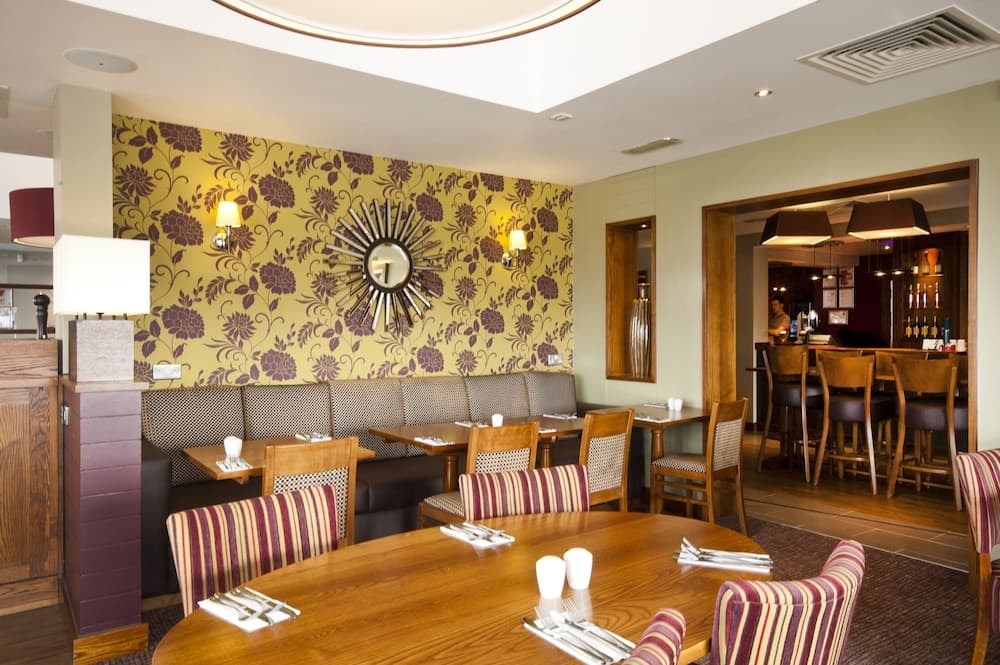 Premier Inn Edinburgh Airport - M9 Jct1 photo 6