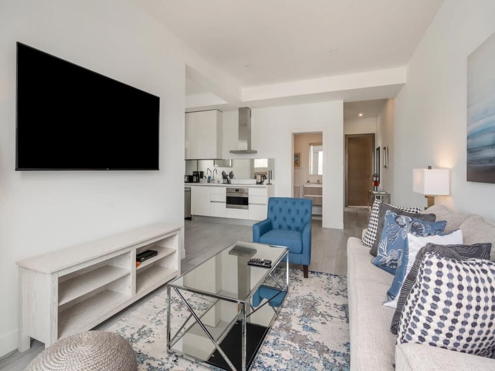 Penthouse 2BR 2bth Apt w Rooftop Pool Near Beach photo 6