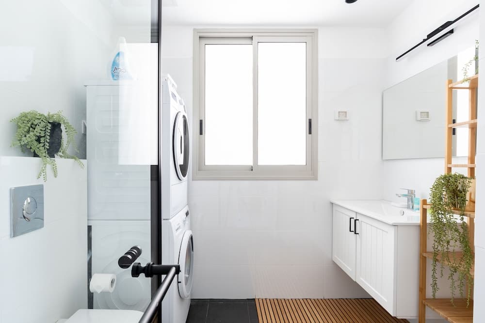 Chic Urban Getaway with Balcony & Mamad by Sea N Rent