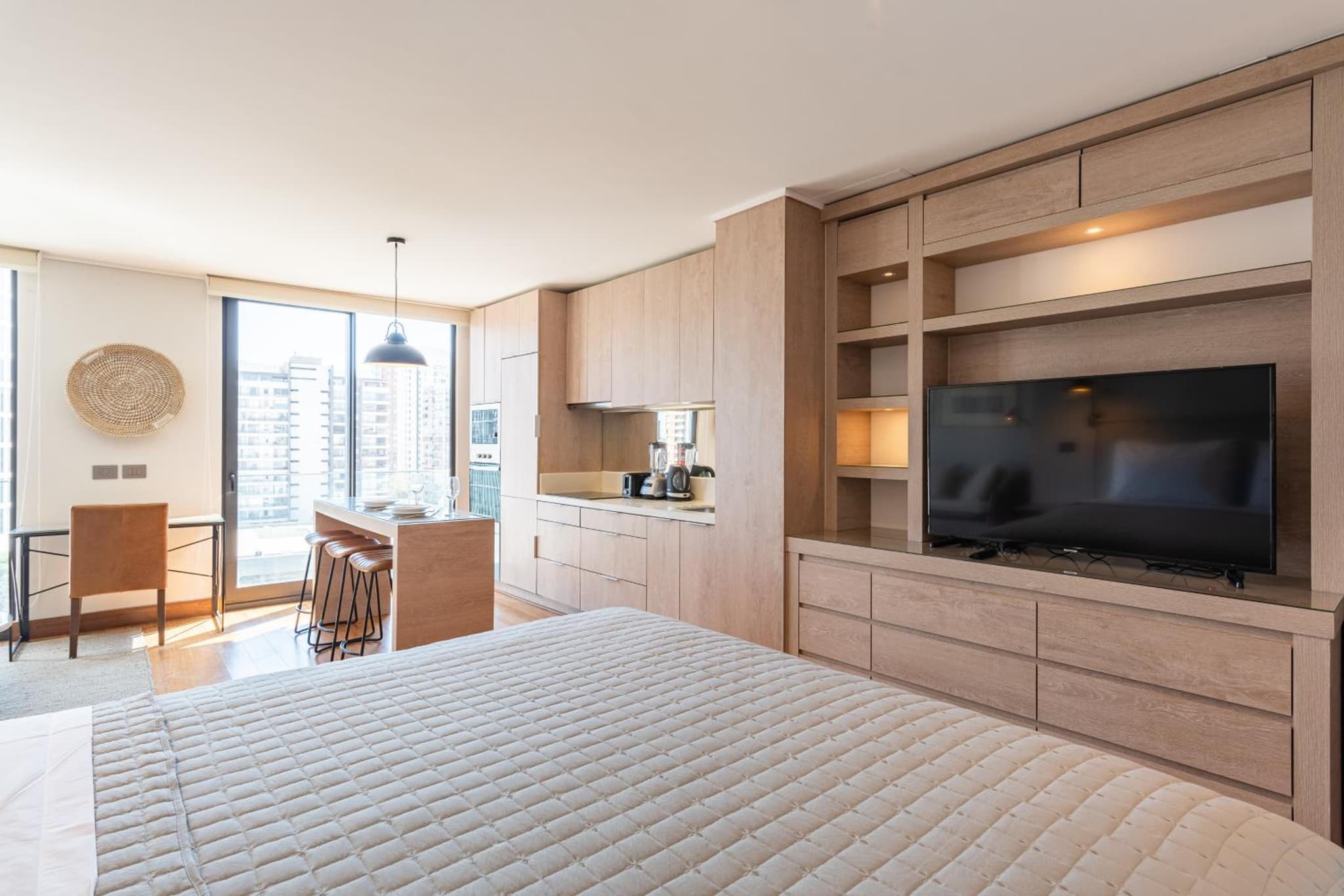 Uptown Luxe - Studio, Parking, Wifi, Pool & Metro photo 3