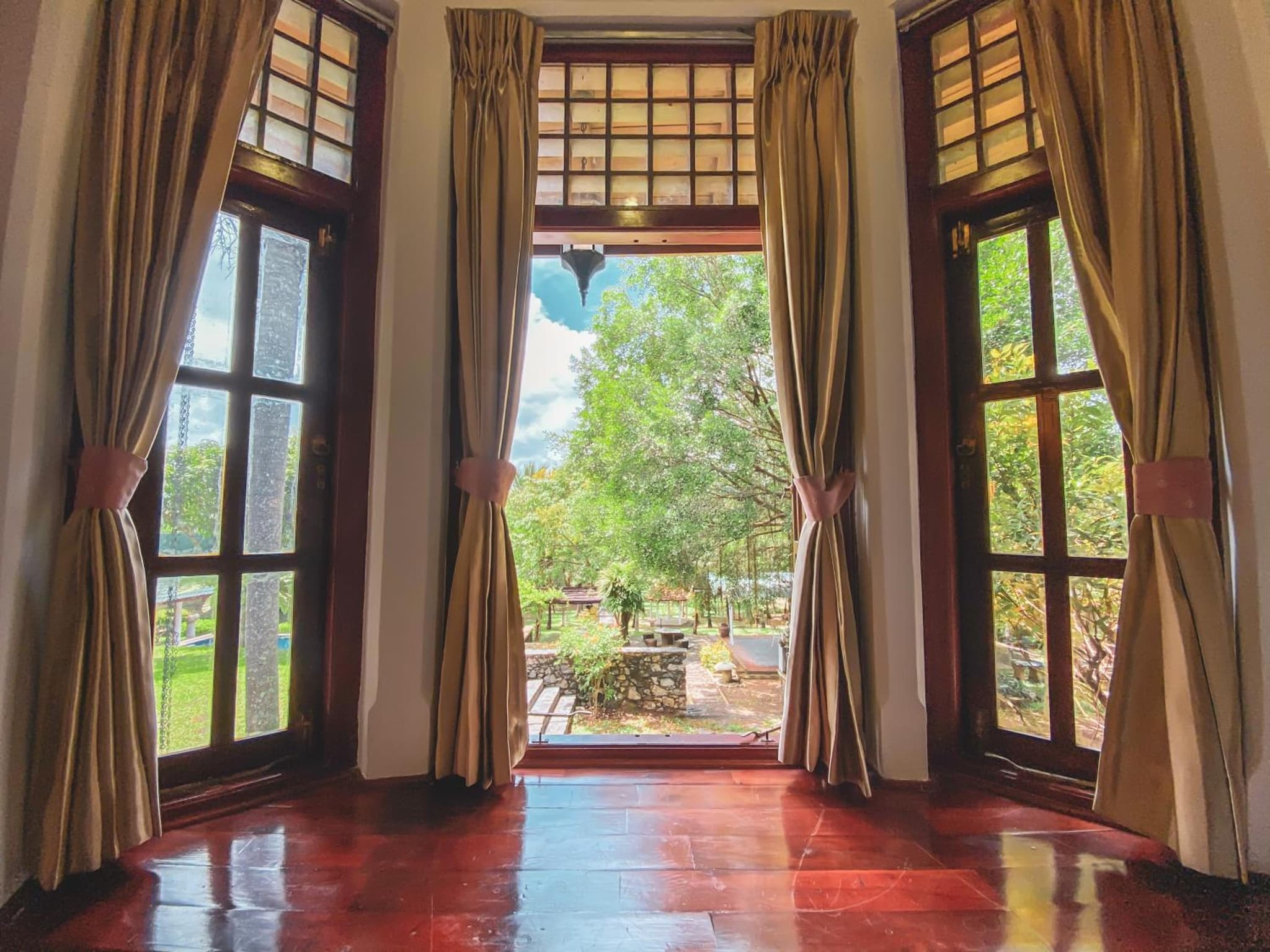 Deluxe Double Room with Complimentary One-Way Airport Transfer (Pickup OR Drop)