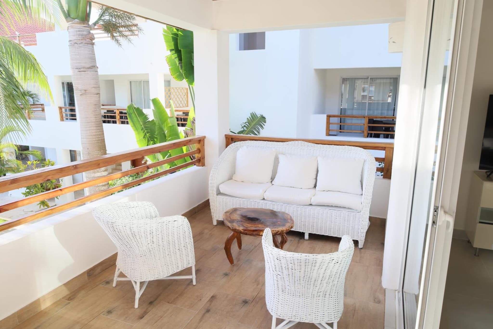 Apartment with Pool View