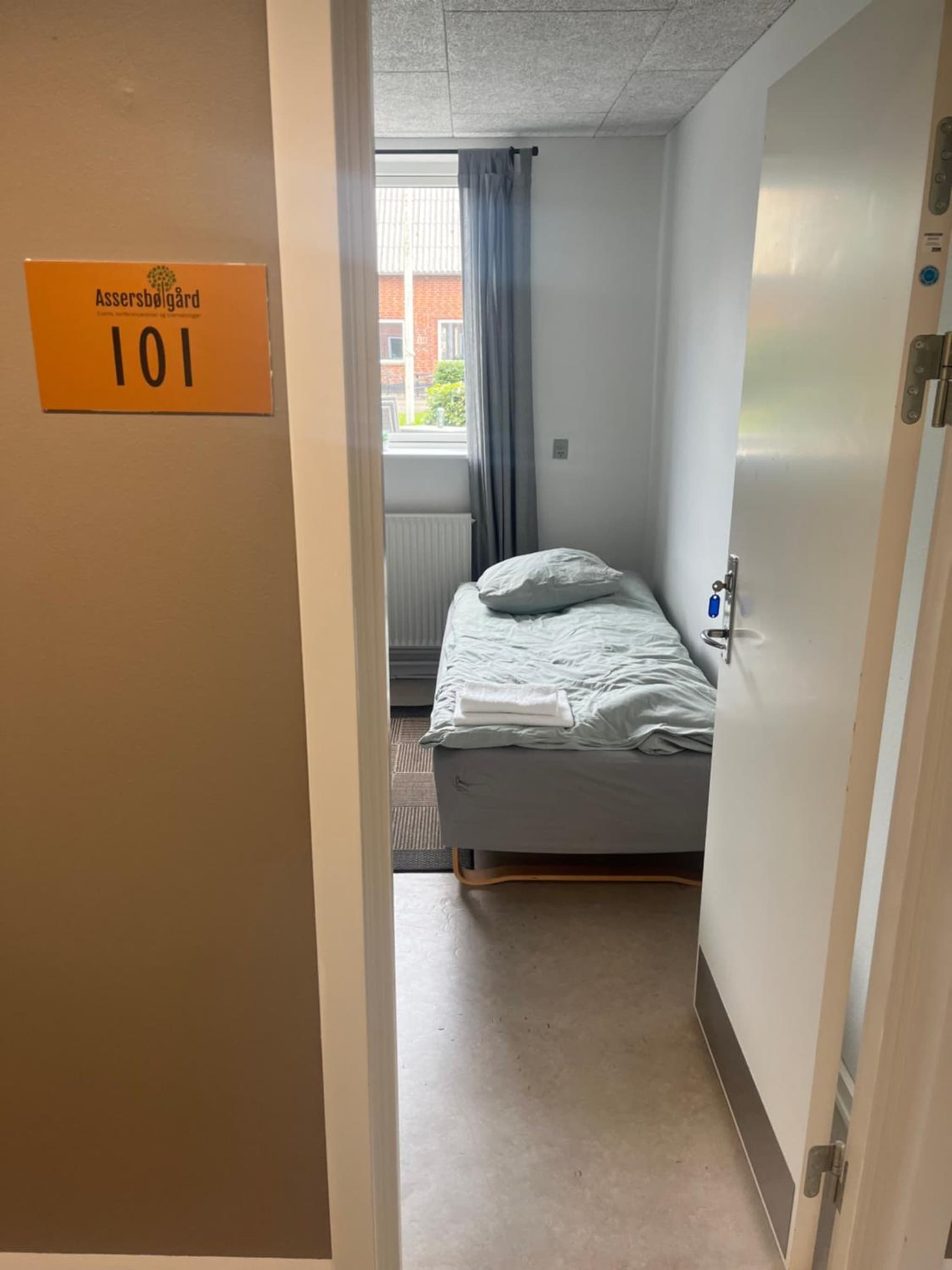 Double Or Twin Room With Shared Bathroom