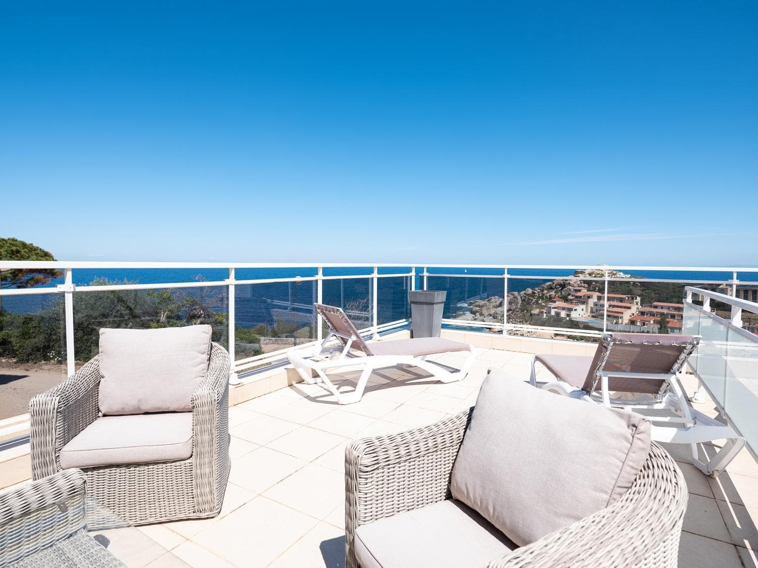 Large sup • Double or Twin Room - Terrace with Sea View