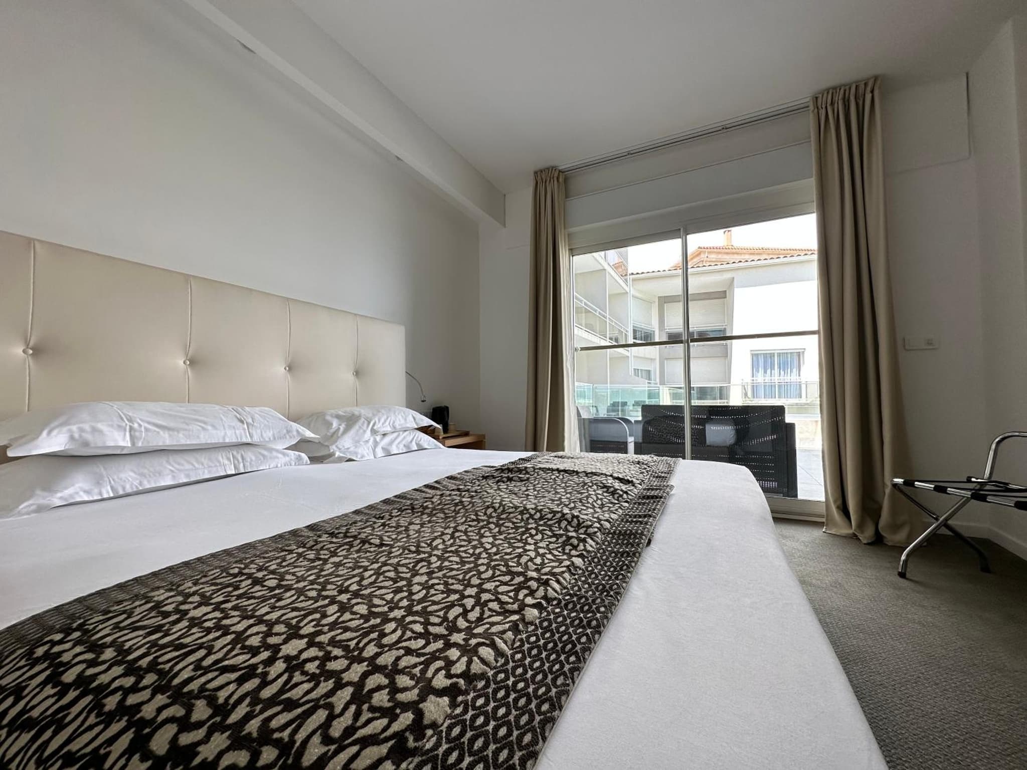 Large - Double or Twin Room - Terrace with Sea and Pool View