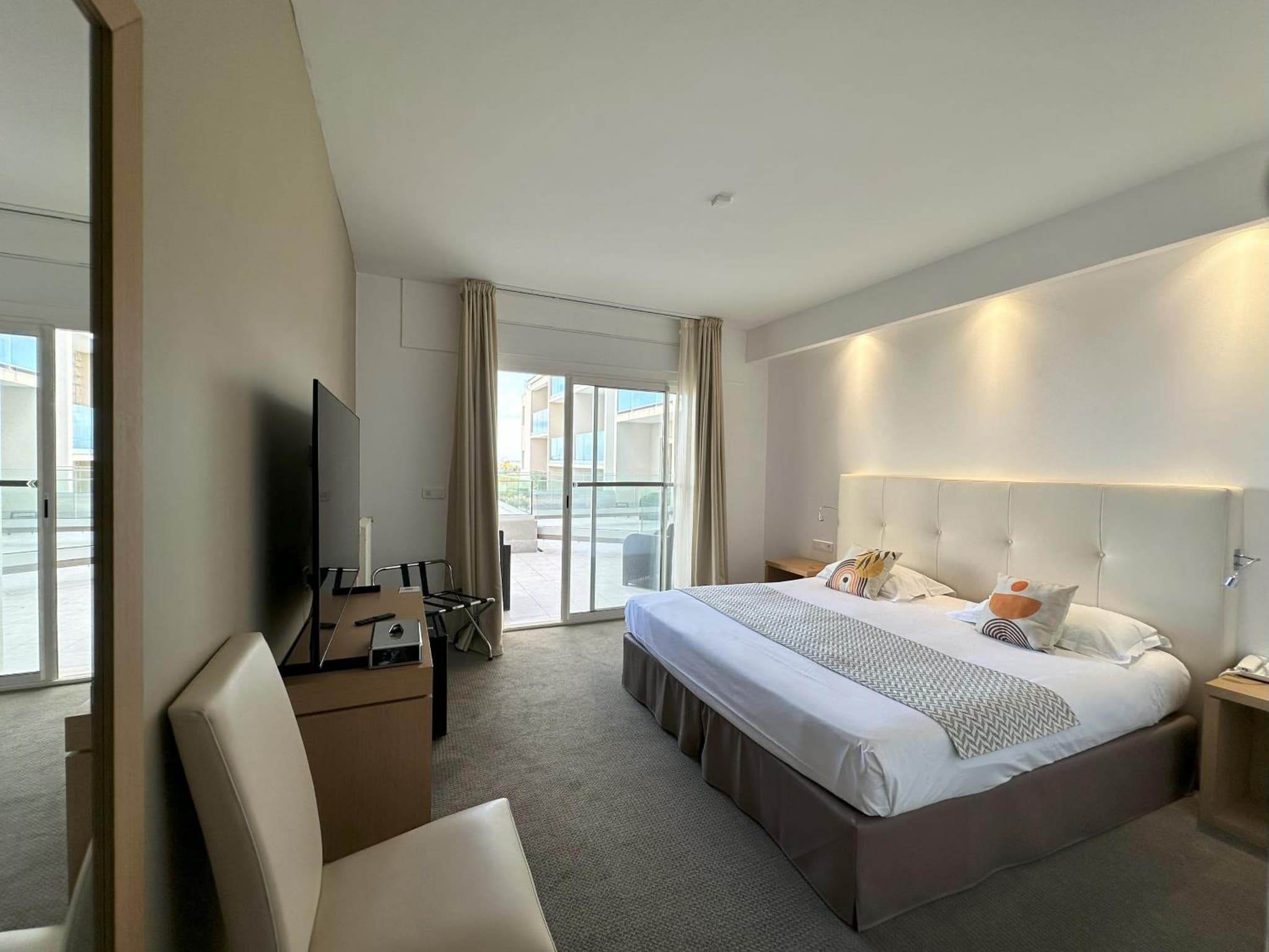 Large - Double or Twin Room - Terrace with Sea and Pool View