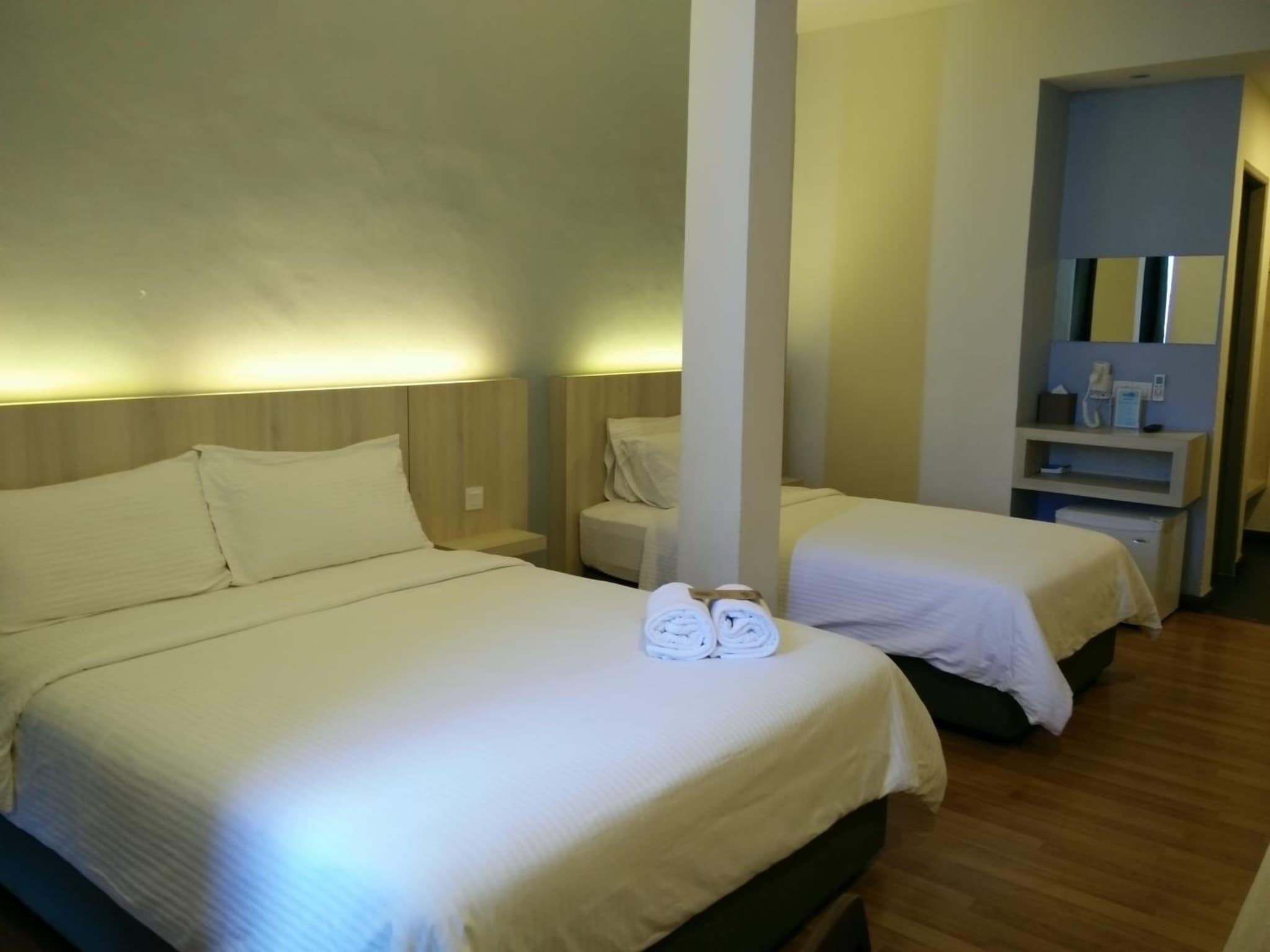 Deluxe Queen + Single Room