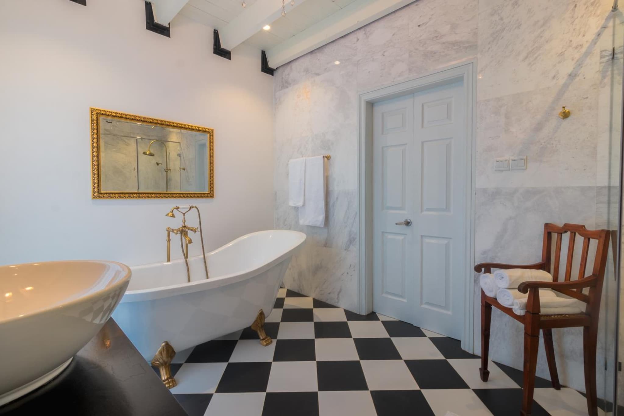 Deluxe King Room with Bath Tub