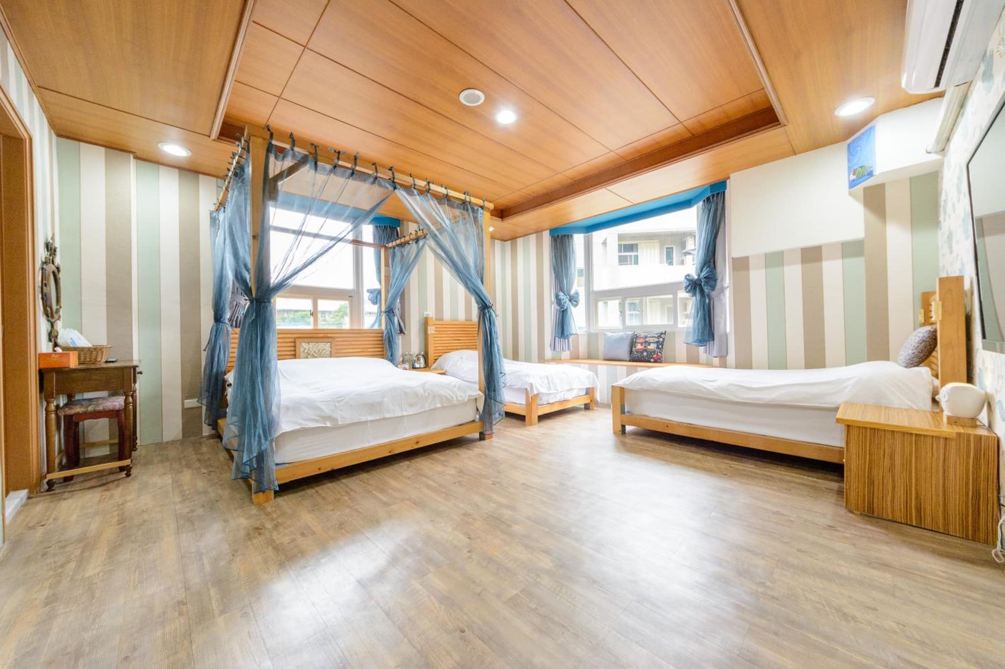 Quadruple Room with Private Bathroom