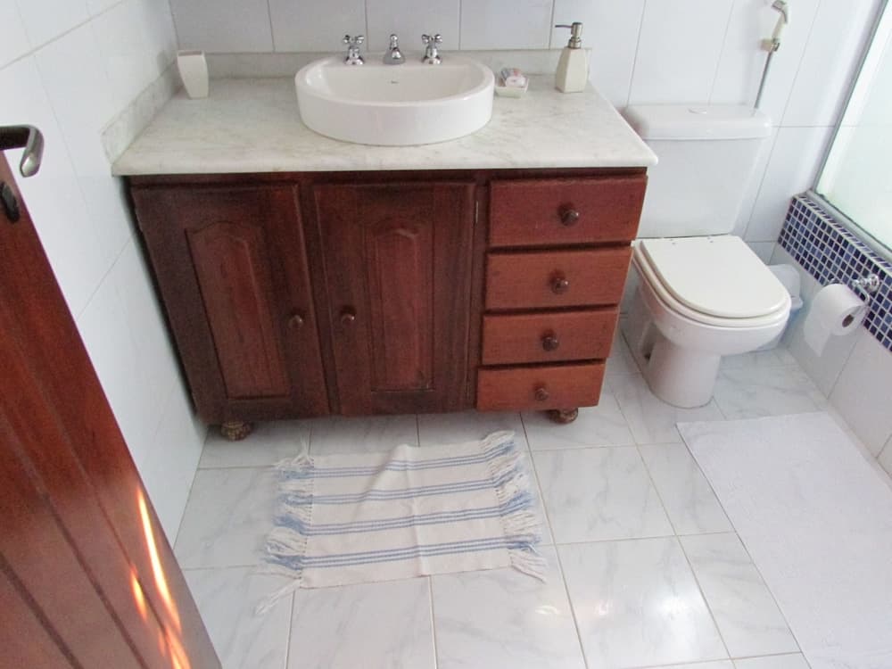 Standard Suite, Bathtub