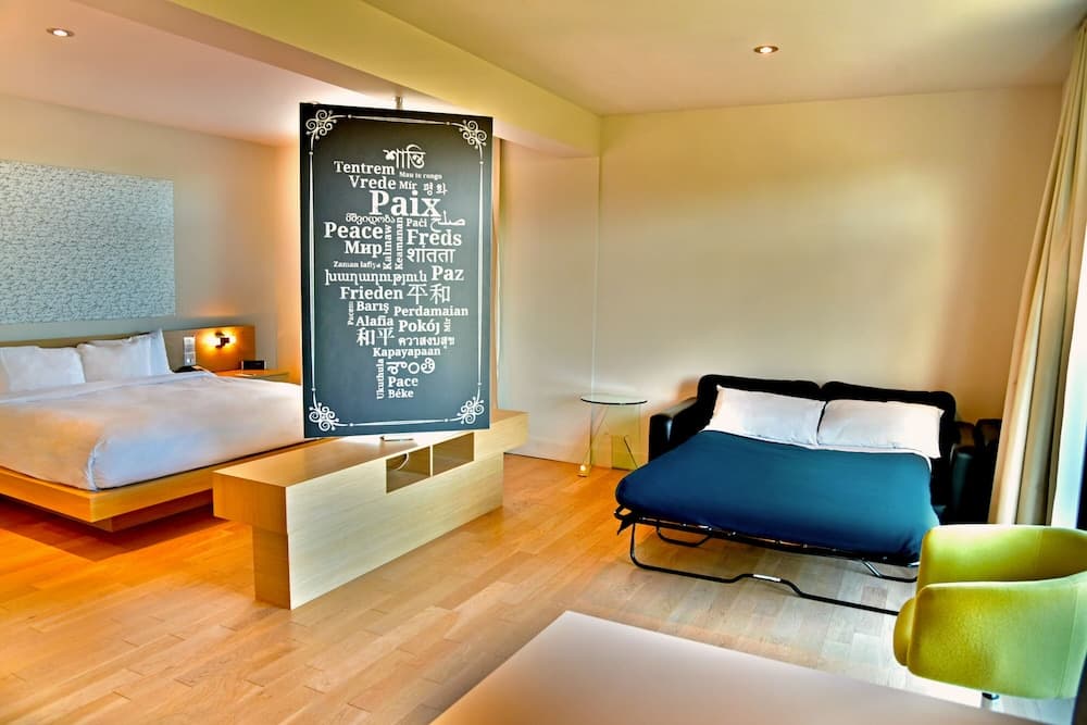 Junior Suite, 1 King Bed with Sofa bed, Accessible, Vineyard View