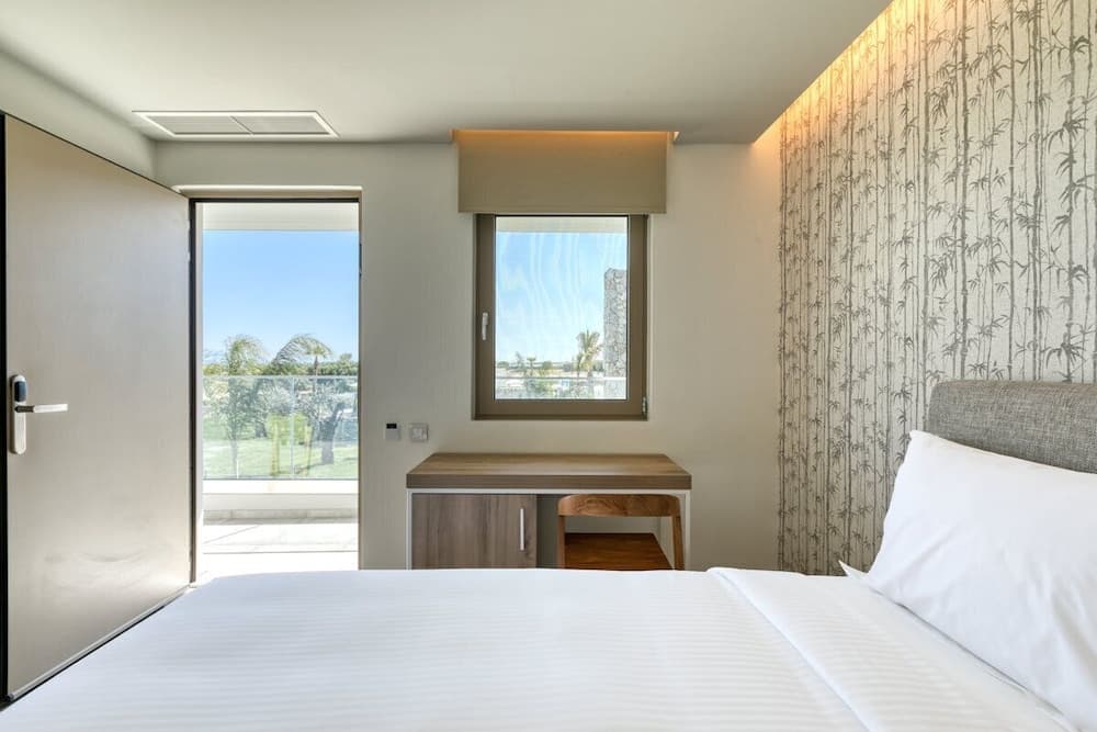 Basic Double Room, 1 Bedroom, Non Smoking, Pool View