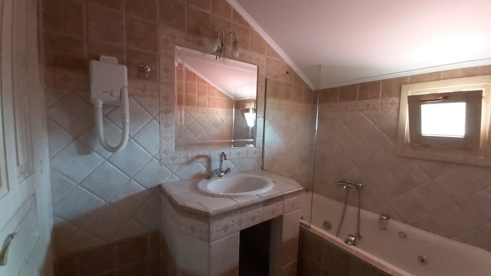 Classic Triple Room, Mountain View (Attic)