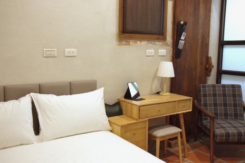 Signature Room, 1 Queen Bed, Patio, Garden View