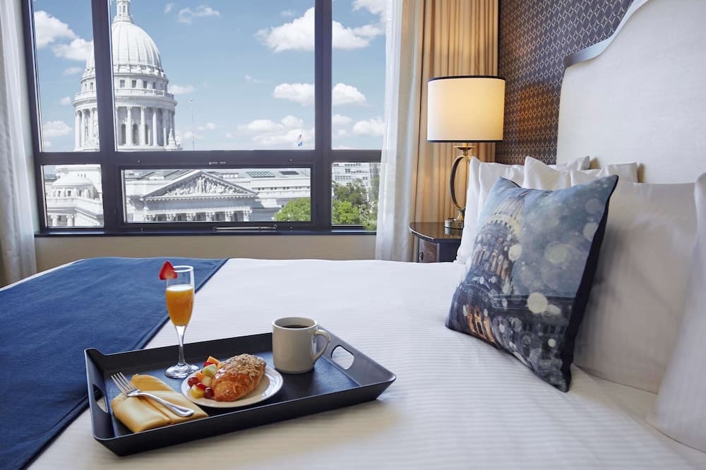 Suite, 1 King Bed, Non Smoking (with Sofabed)