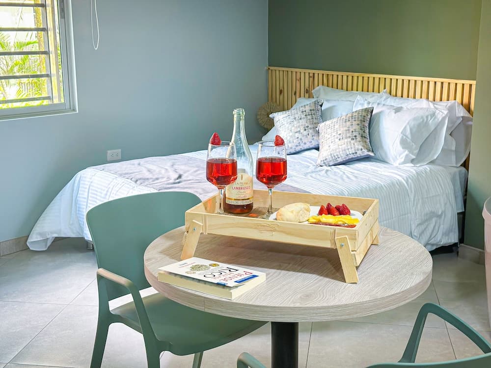 Deluxe Studio, 1 Double Bed, Bathtub, Garden View