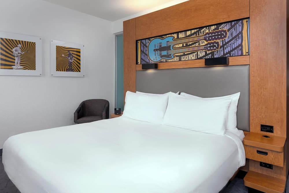 Traditional Room, 1 King Bed, Mountain View (Mobility Accessible, Tub)