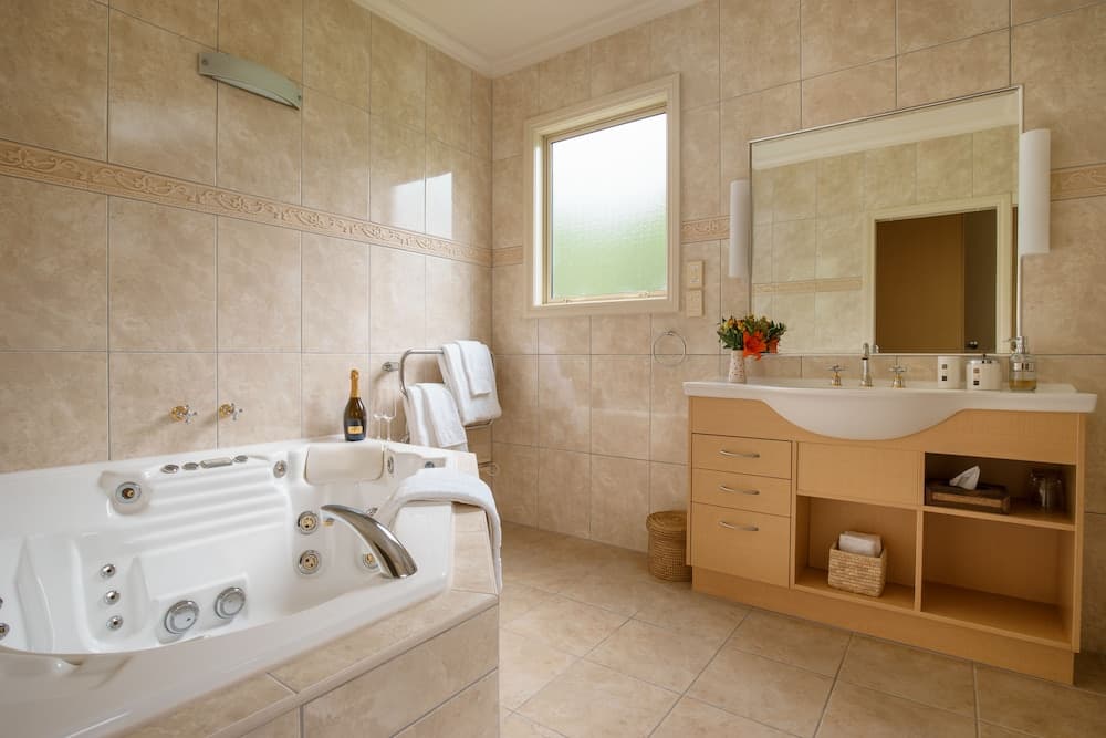 Luxury Double Room, 1 King Bed, Jetted Tub, Partial Lake View
