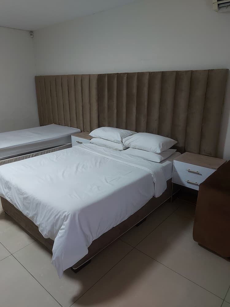Economy Triple Room (#08)
