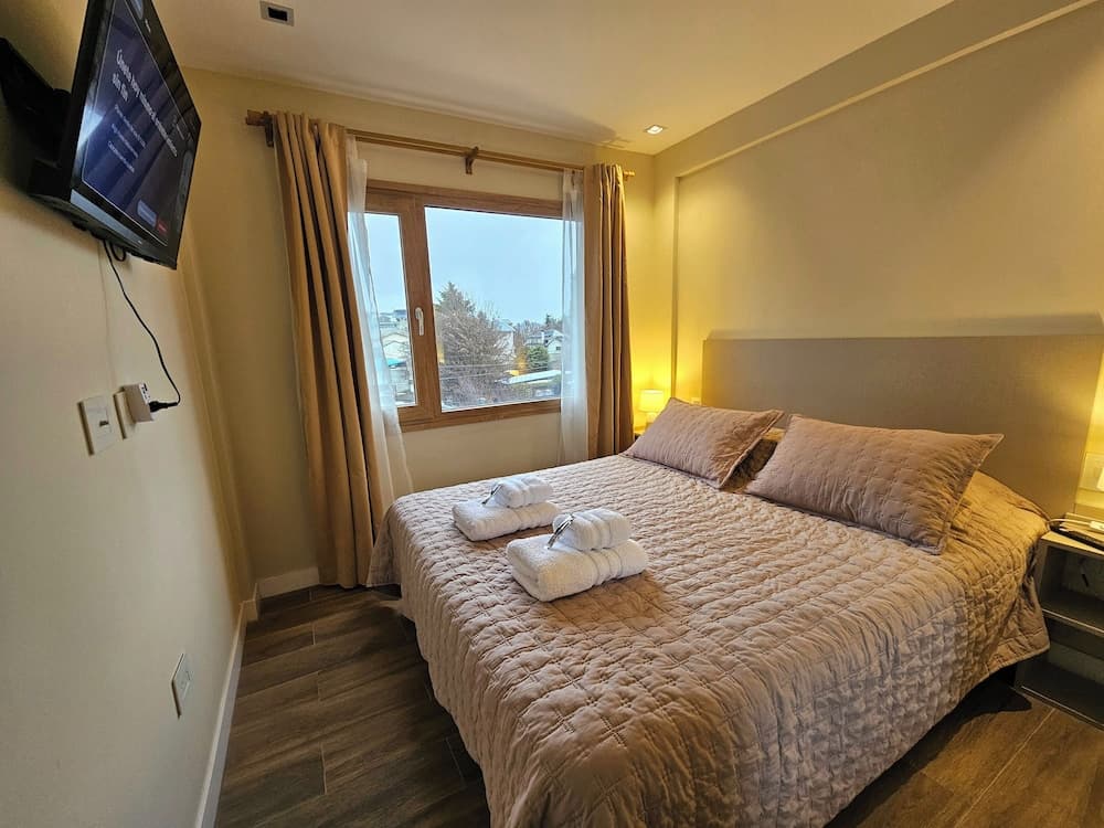 Family Double Room, 1 Bedroom, Kitchen, Partial Lake View