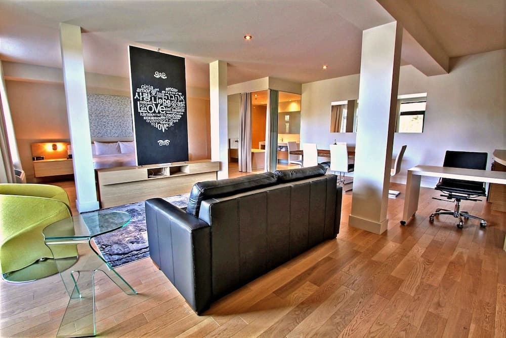 Executive Suite, 1 King Bed with Sofa bed, Vineyard View