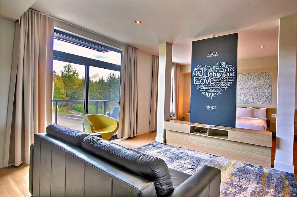 Executive Suite, 1 King Bed with Sofa bed, Vineyard View