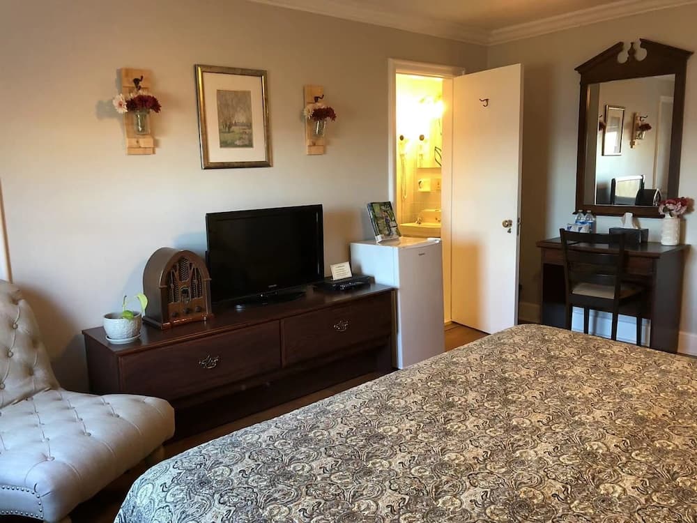 Standard Room, 1 King Bed, Harbor View