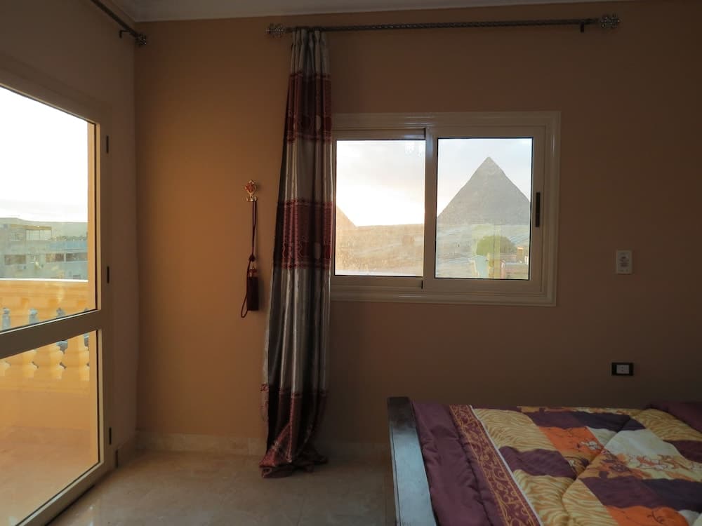Standard Single Room (Pyramids View)